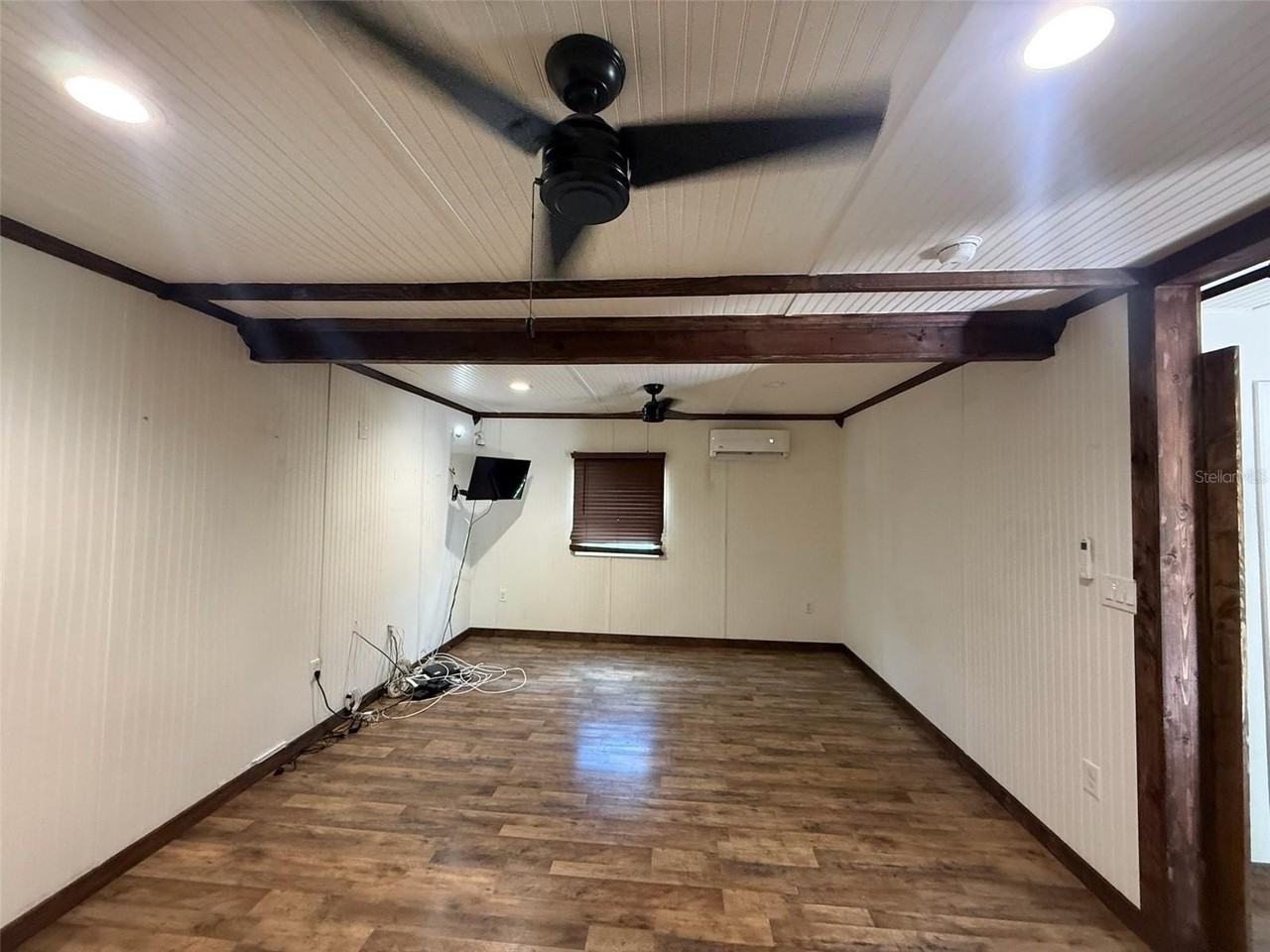 18312 Hollister Rd - Photo 2 of 10