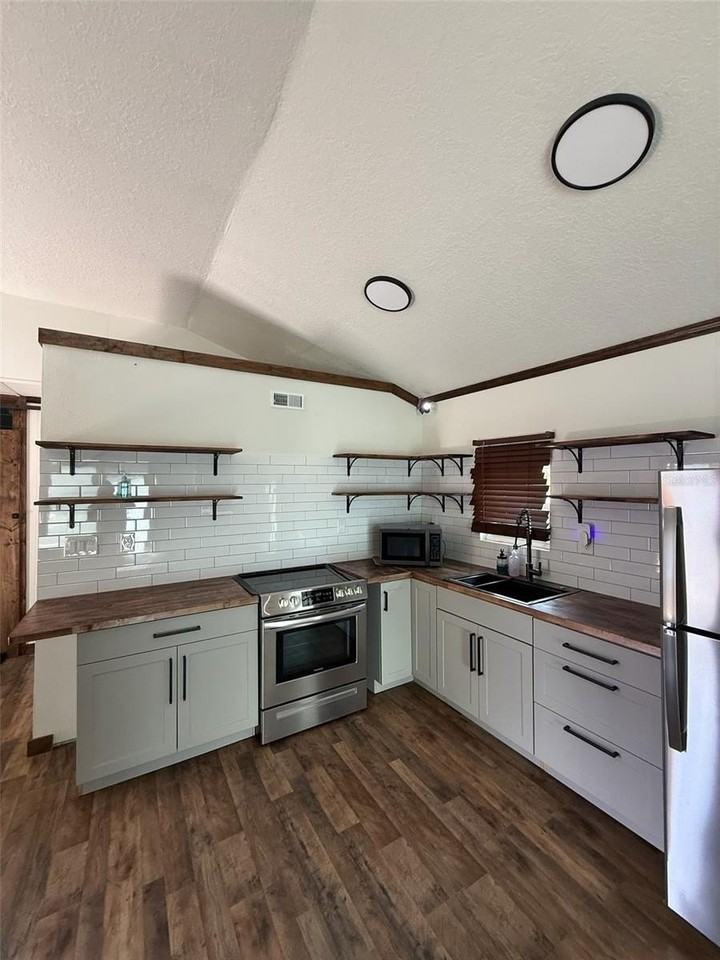 18312 Hollister Rd - Photo 3 of 10