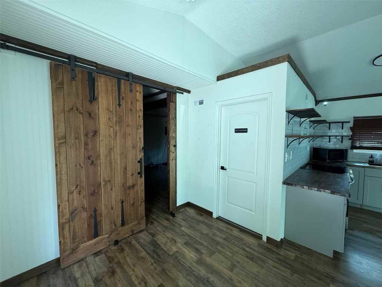 18312 Hollister Rd - Photo 4 of 10