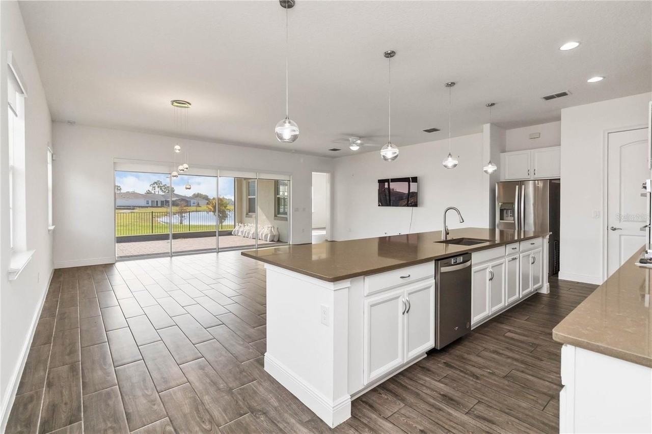 2709 Greenlands St - Photo 4 of 32