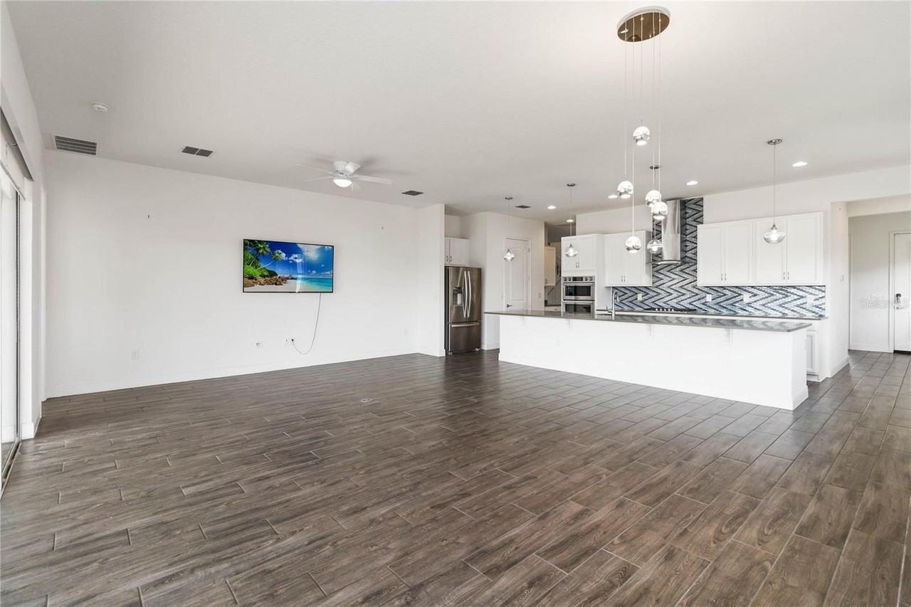 2709 Greenlands St - Photo 7 of 32