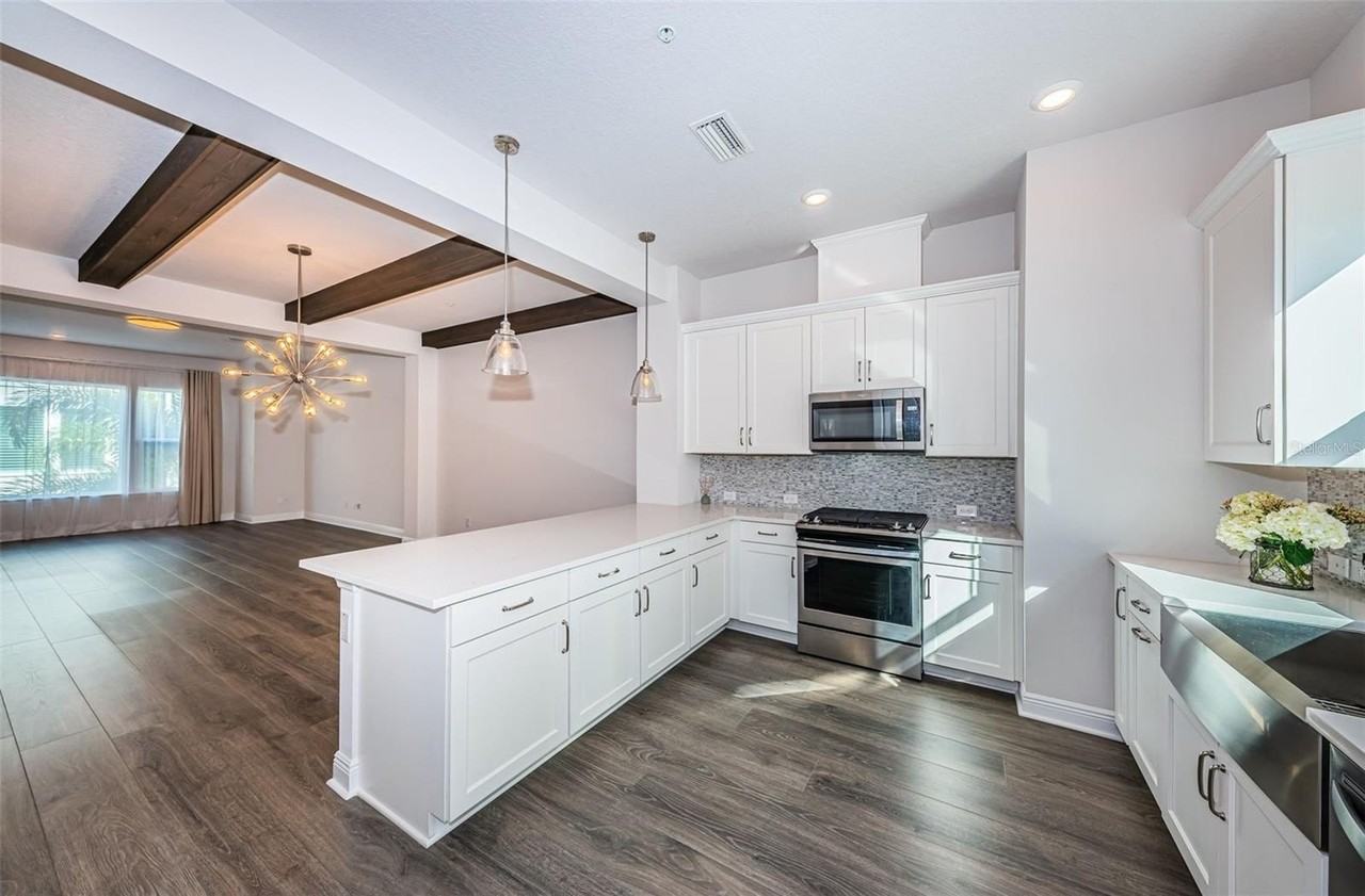 815 Burlington Ave N - Photo 5 of 50