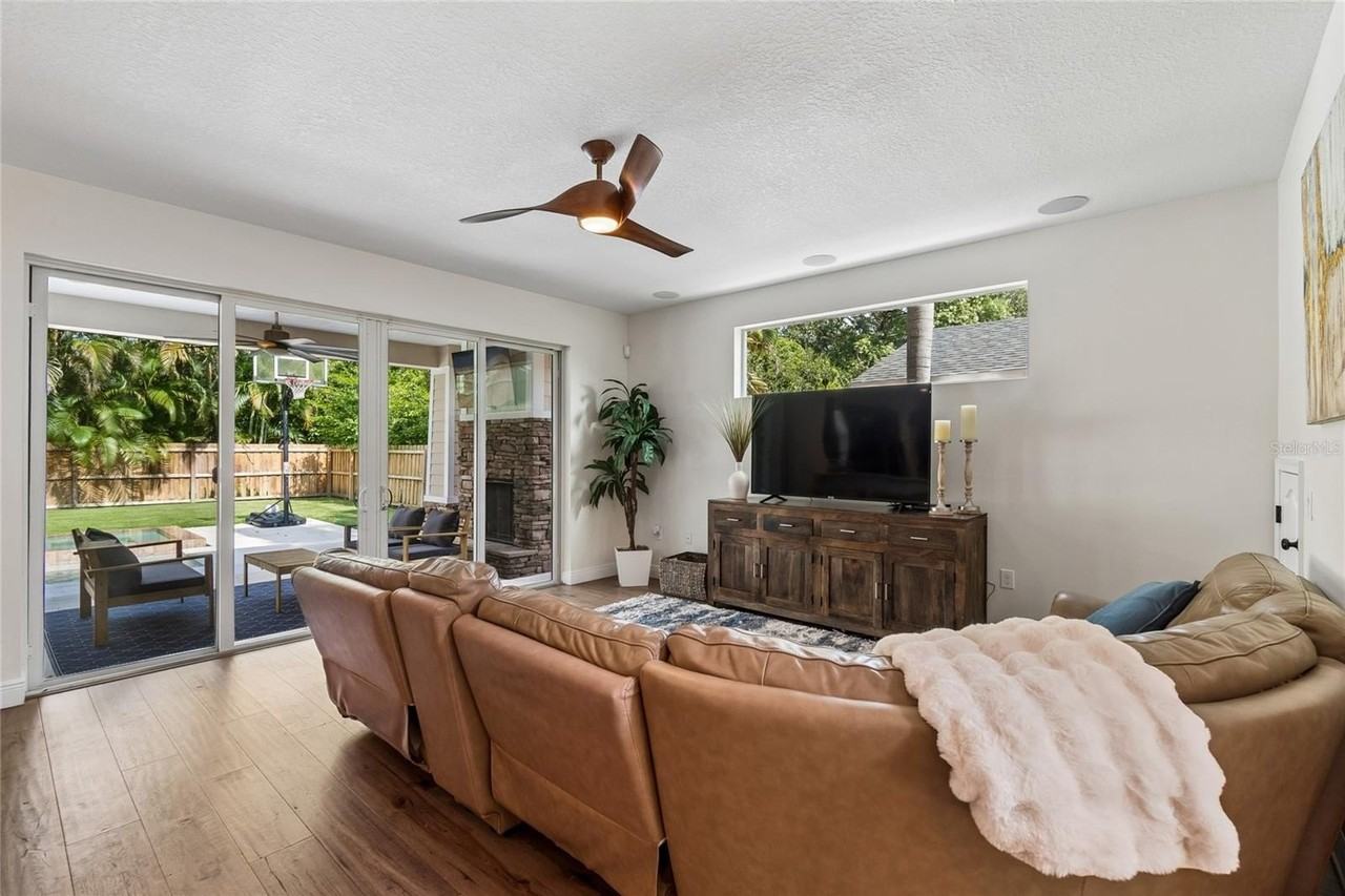 110 S Beverly Ave - Photo 5 of 28