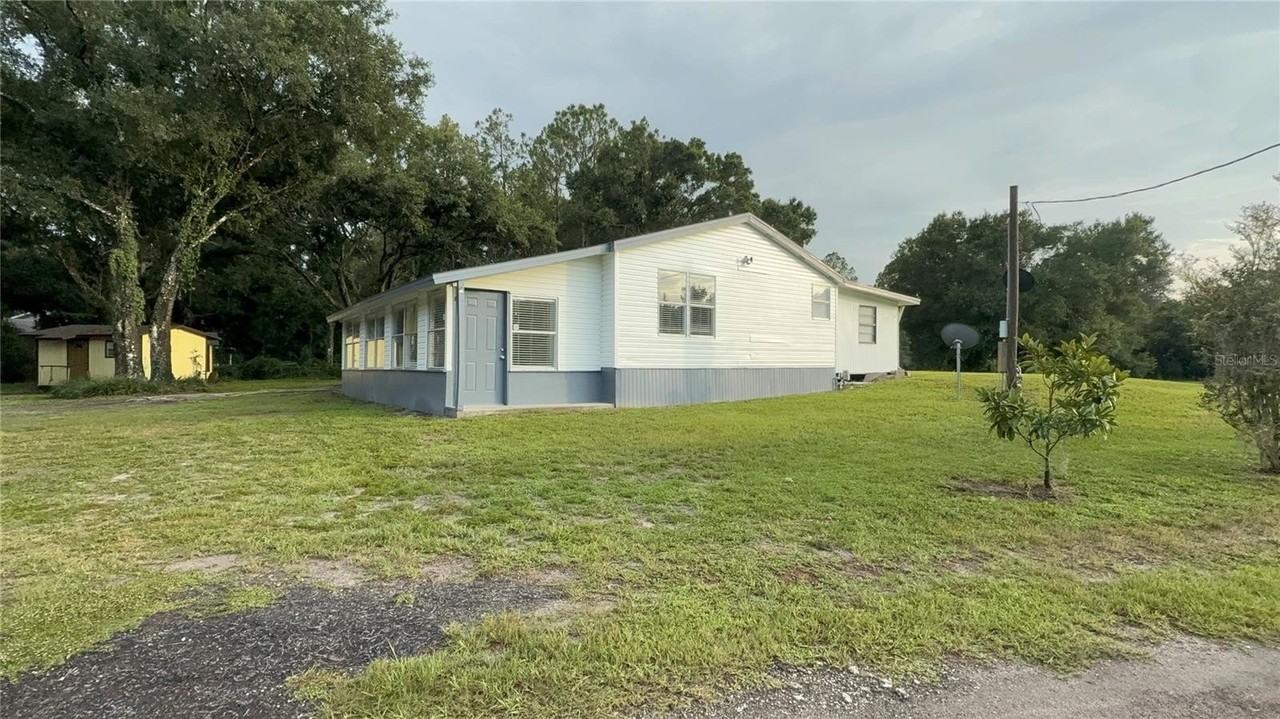 1051 Hawthorn St - Photo 3 of 50