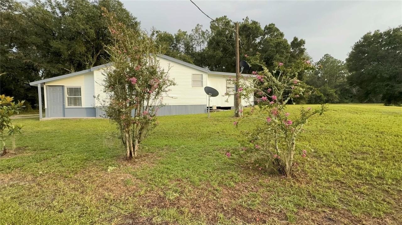 1051 Hawthorn St - Photo 4 of 50