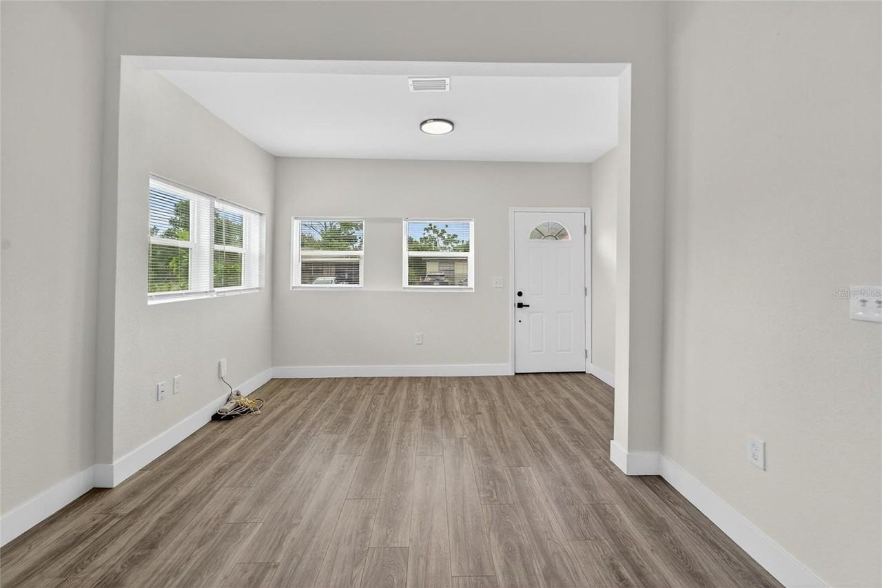 2525 W Beach St - Photo 3 of 40