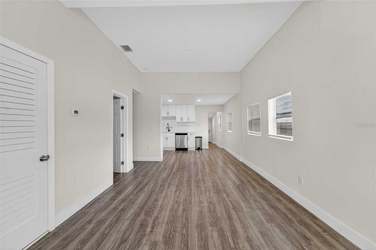 2525 W Beach St - Photo 4 of 40