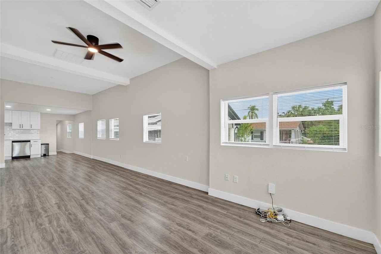 2525 W Beach St - Photo 5 of 40