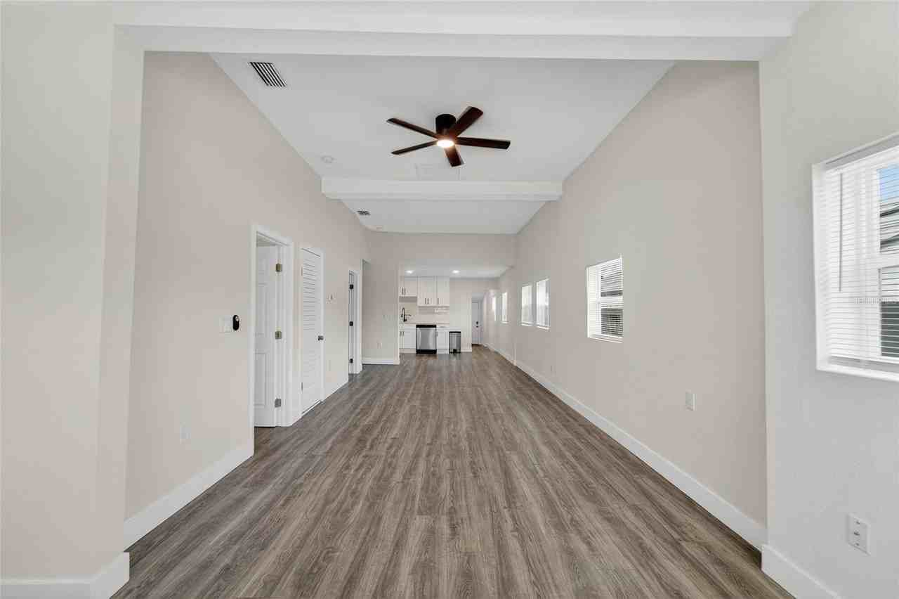 2525 W Beach St - Photo 6 of 40