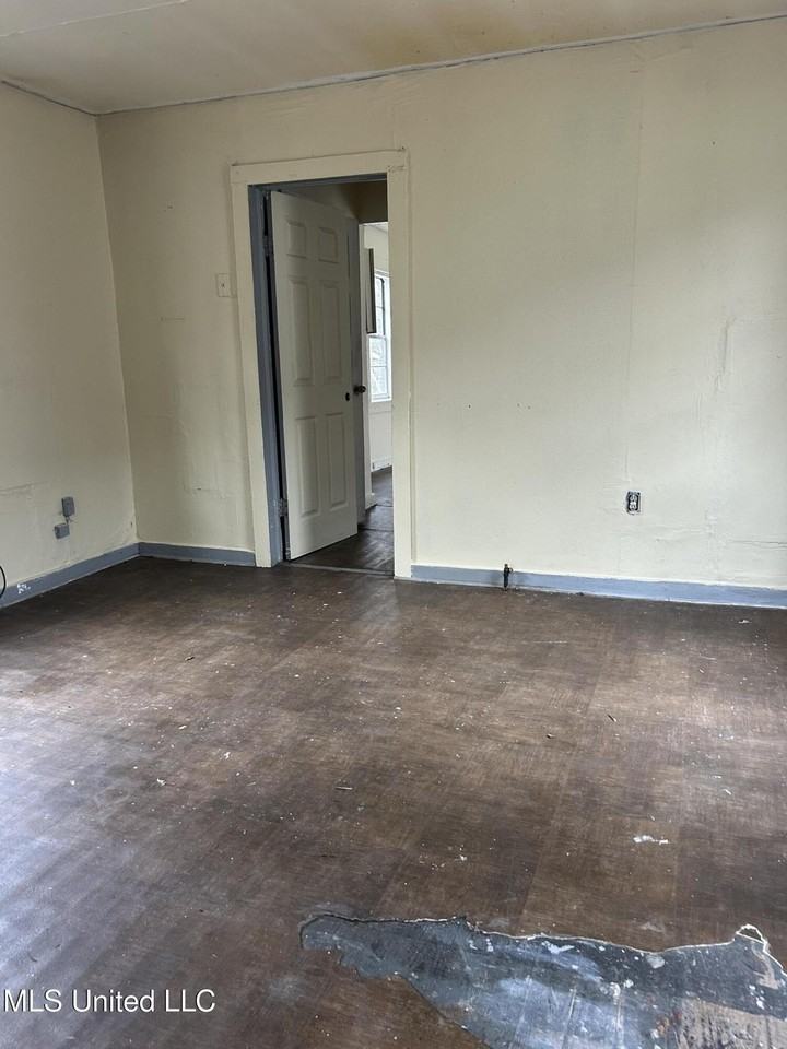 617 Avenue L - Photo 2 of 5