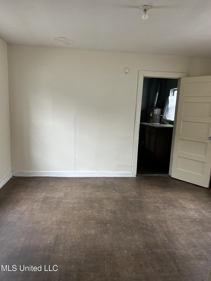617 Avenue L - Photo 4 of 5
