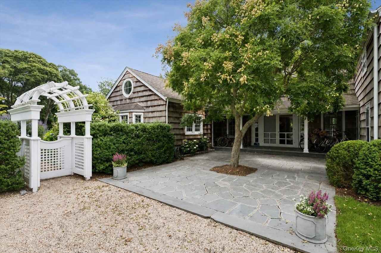 20 Quogue St - Photo 2 of 35