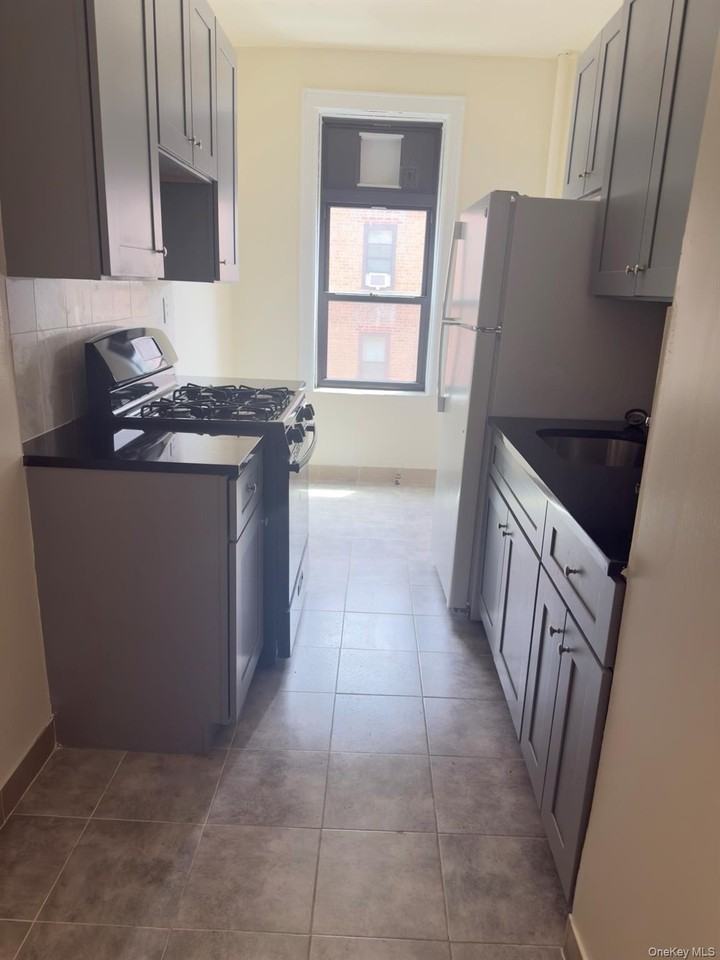 14444 Sanford Ave - Photo 4 of 9