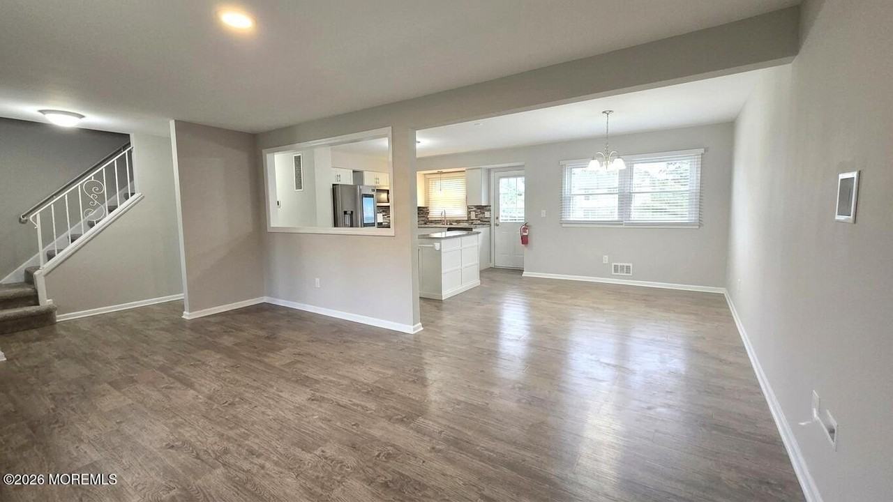 1032 Valley Stream Rd - Photo 2 of 22