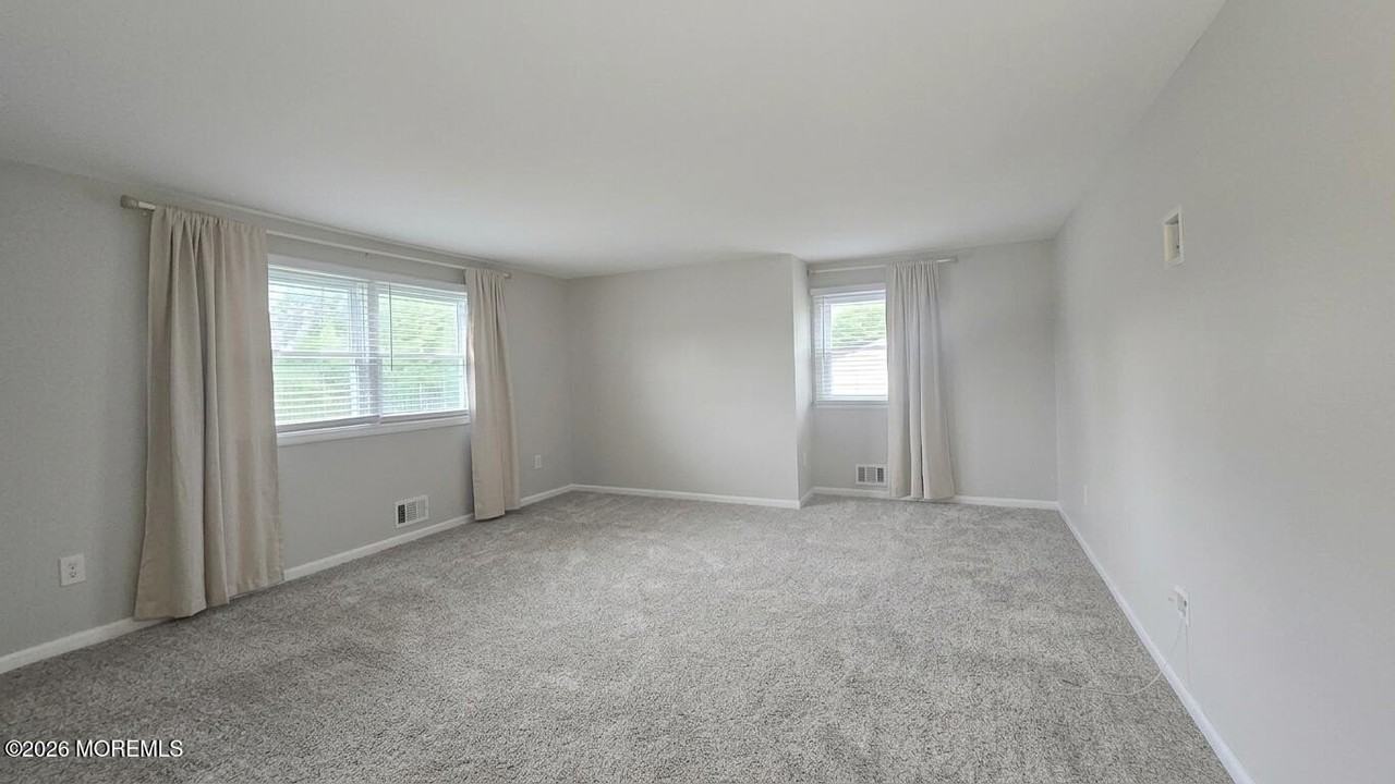 1032 Valley Stream Rd - Photo 3 of 22