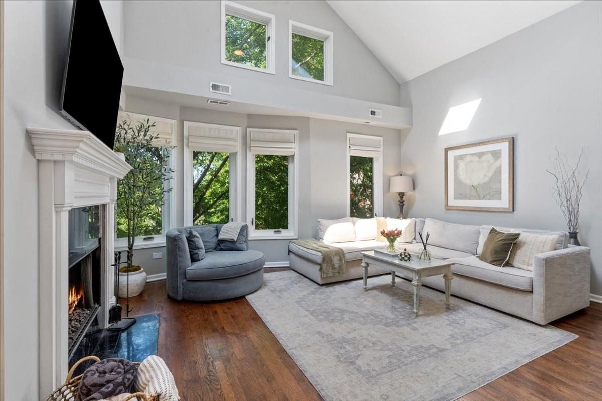 1521 W Wolfram St #3 - Photo 4 of 21