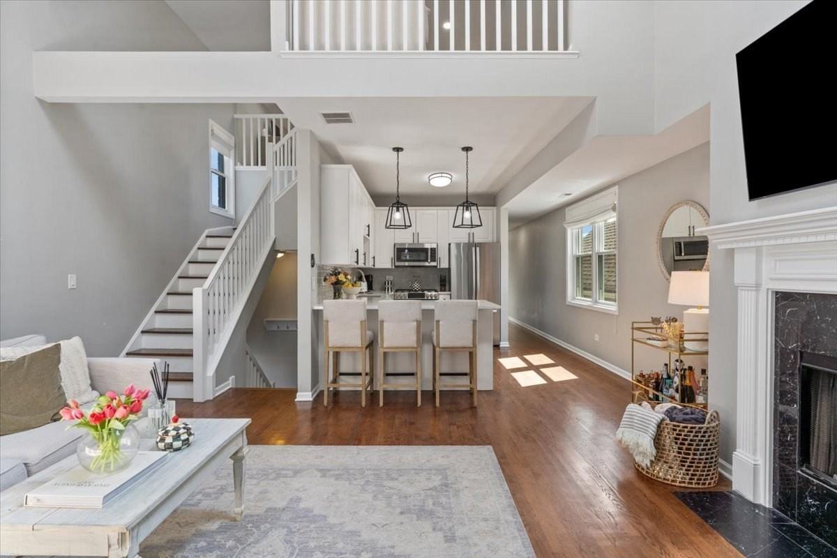 1521 W Wolfram St #3 - Photo 6 of 21