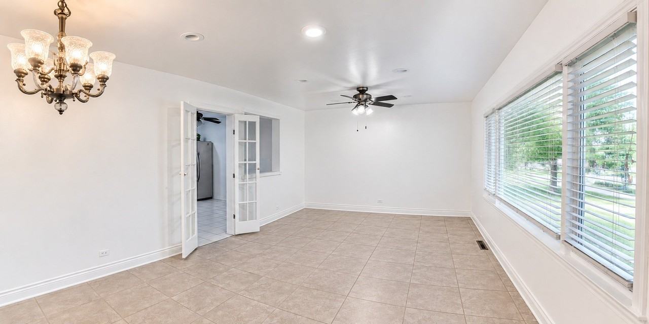 11536 S Ridgeland Ave - Photo 3 of 13