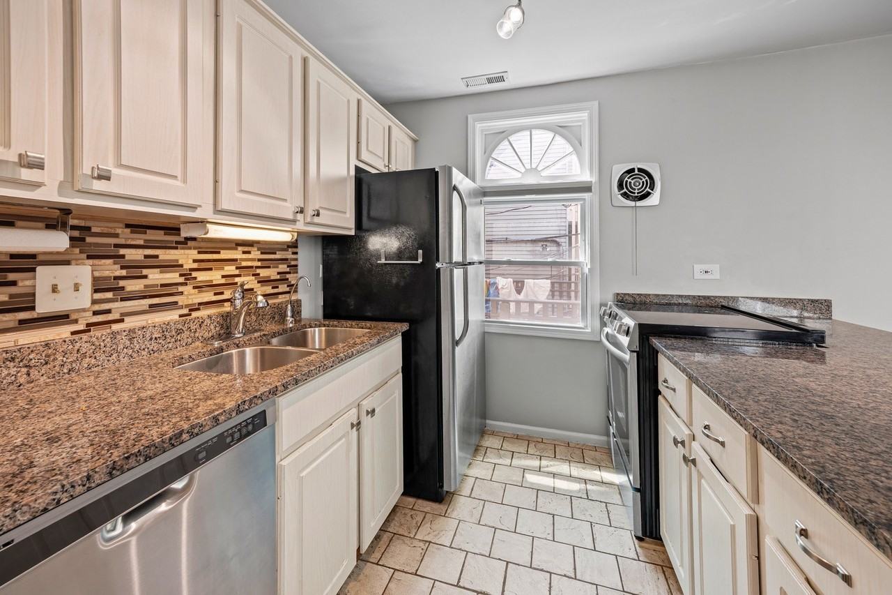 1839 N Bissell St #3 - Photo 5 of 20