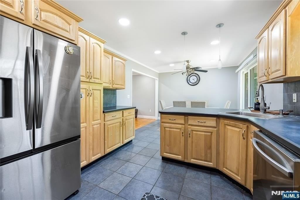 361 Walthery Ave - Photo 5 of 19