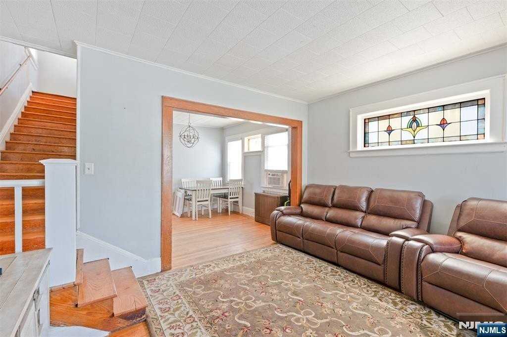 73 Ilford Ave - Photo 5 of 25