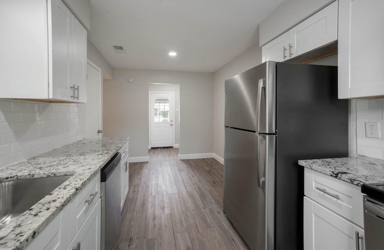 2203 Sheraton Dr - Photo 5 of 33