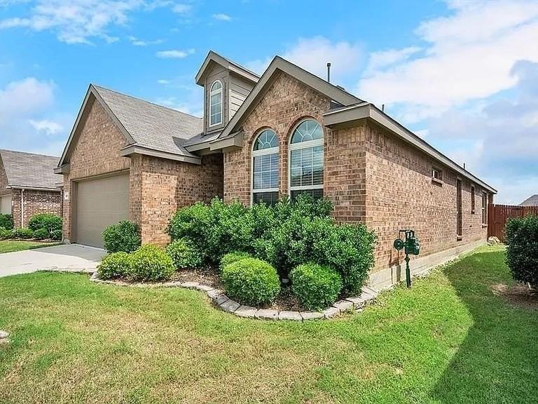 2208 Jonathan Creek Dr - Photo 2 of 13