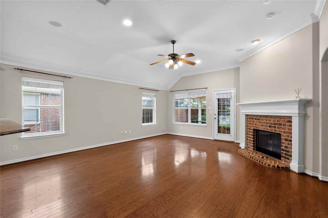 8562 Robertson Dr - Photo 3 of 20