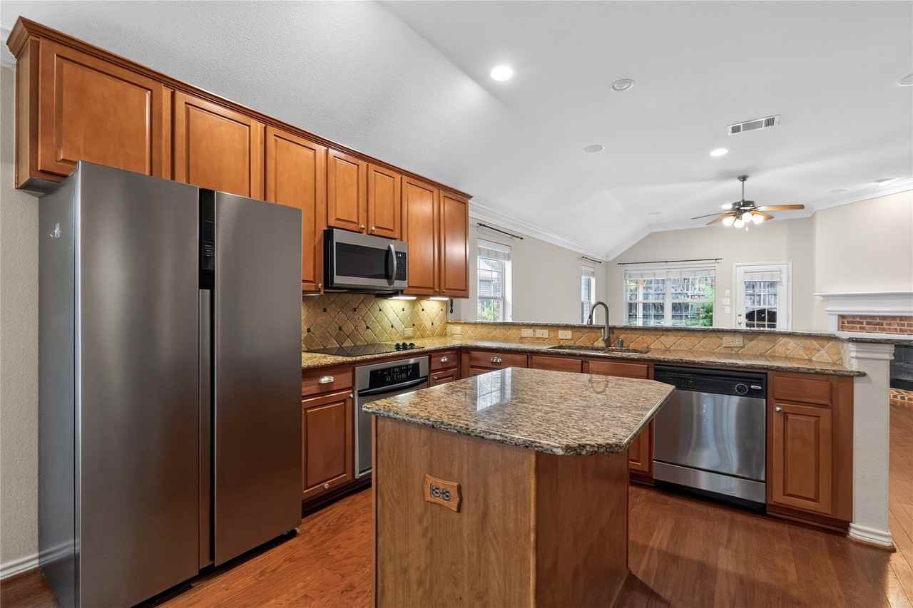 8562 Robertson Dr - Photo 4 of 20