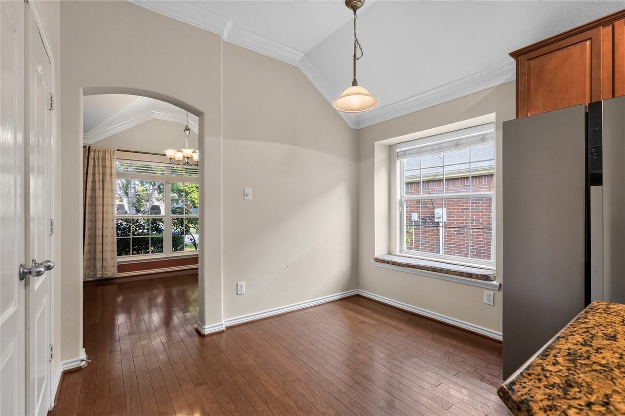 8562 Robertson Dr - Photo 5 of 20