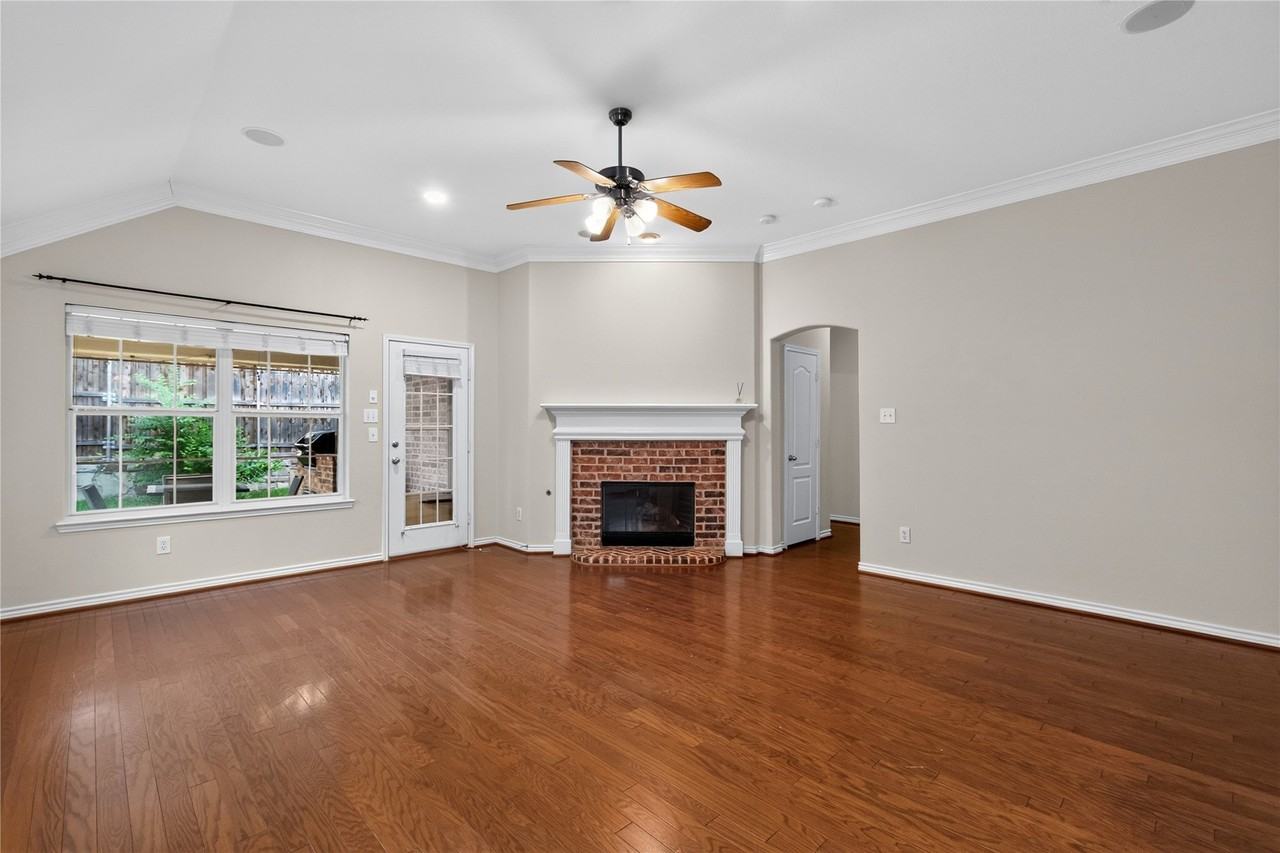 8562 Robertson Dr - Photo 6 of 20