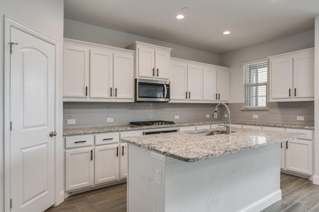6805 Andrew Dr - Photo 4 of 15