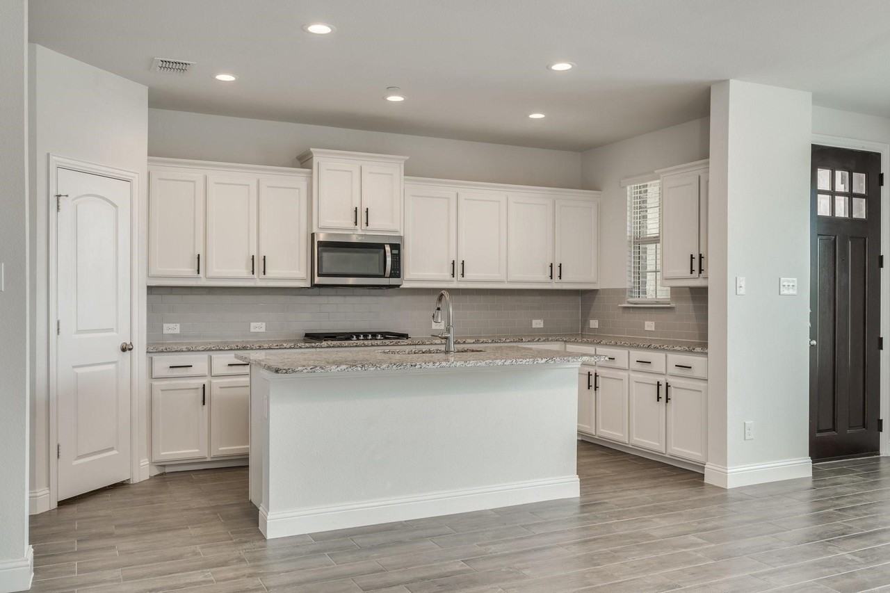 6805 Andrew Dr - Photo 5 of 15