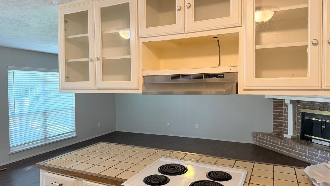 1024 Hawthorne Dr - Photo 2 of 8