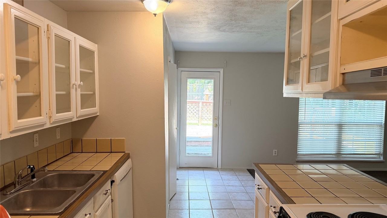 1024 Hawthorne Dr - Photo 3 of 8