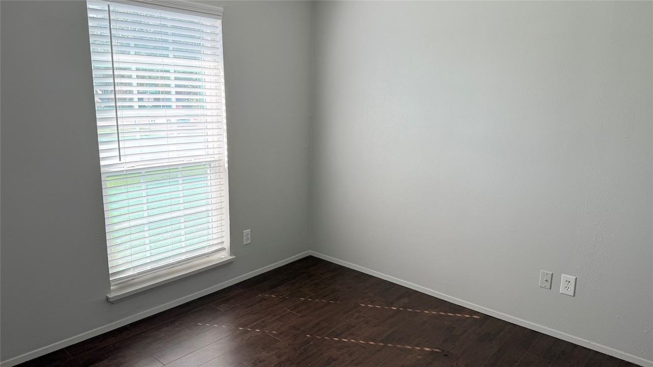 1024 Hawthorne Dr - Photo 4 of 8