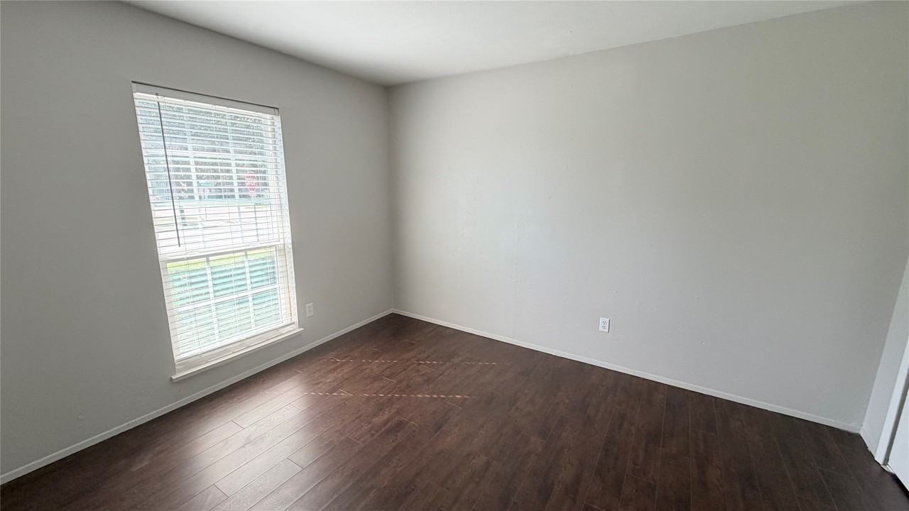 1024 Hawthorne Dr - Photo 5 of 8