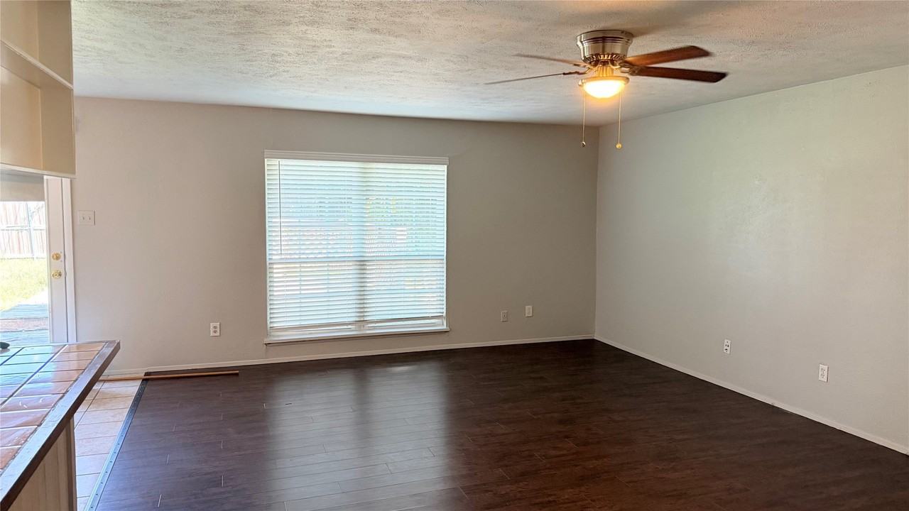 1024 Hawthorne Dr - Photo 6 of 8