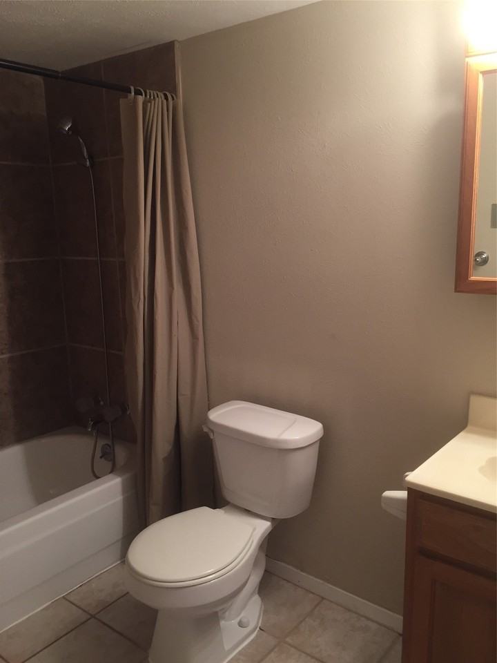 1024 Hawthorne Dr - Photo 7 of 8