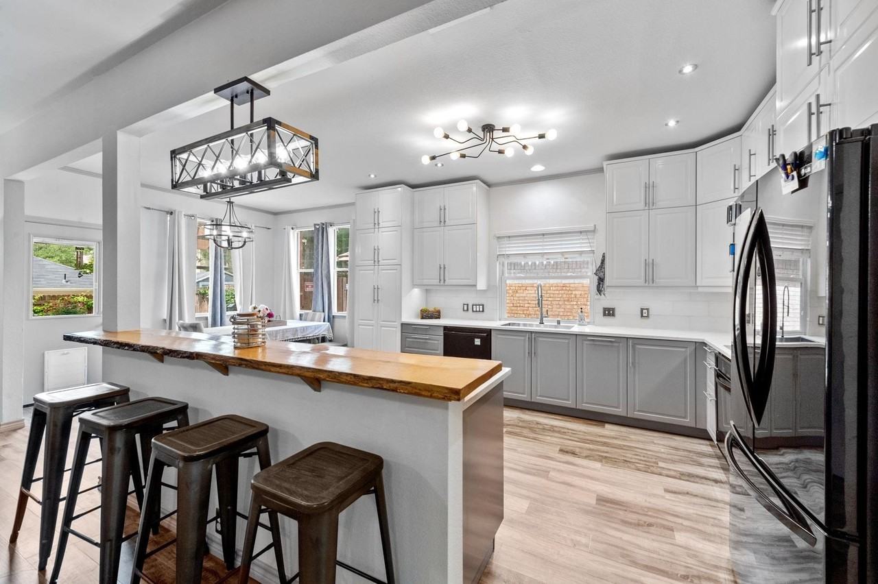 1905 Barrens Cir - Photo 4 of 12