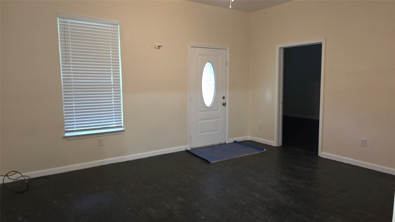 608 W 6th St - Photo 2 of 13