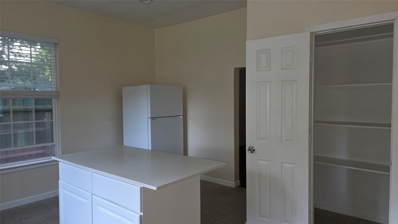 608 W 6th St - Photo 3 of 13