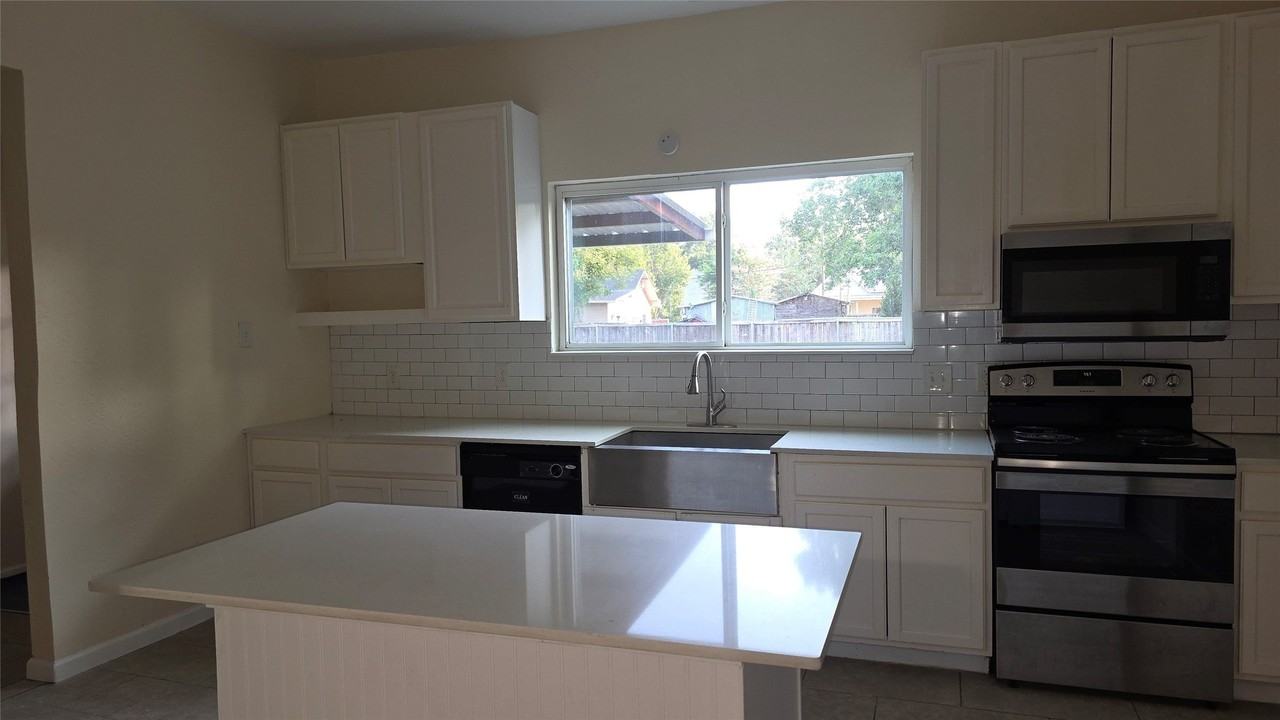 608 W 6th St - Photo 4 of 13