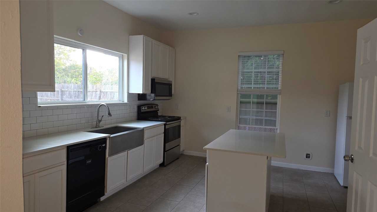 608 W 6th St - Photo 5 of 13