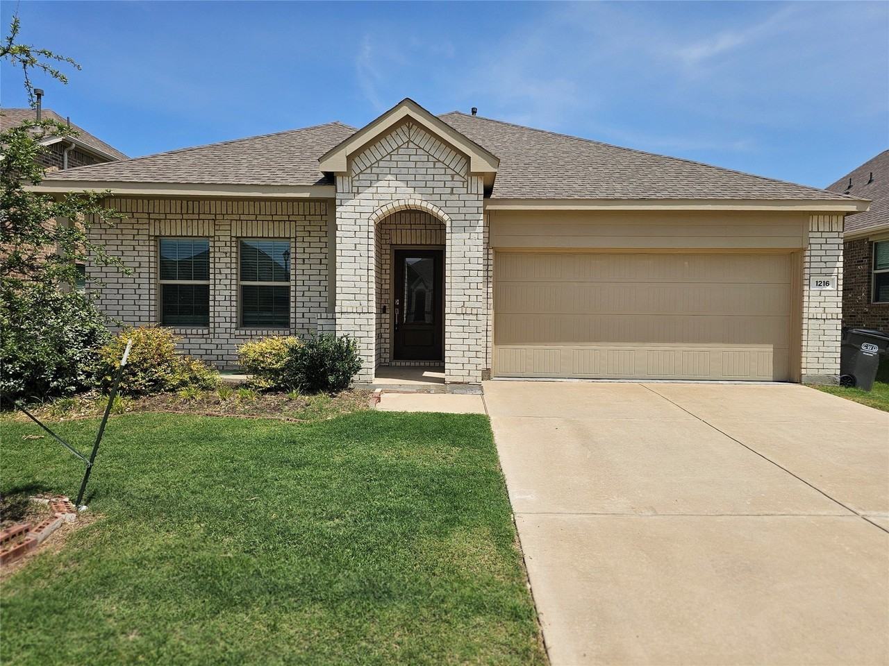 1216 Smoketree Ln