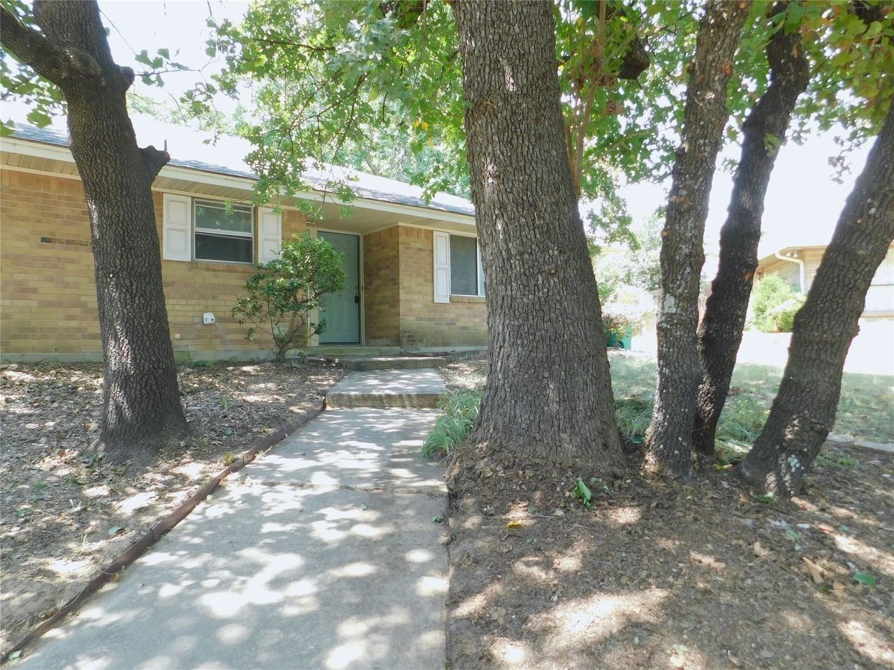 2204 Canterbury Ct - Photo 2 of 26