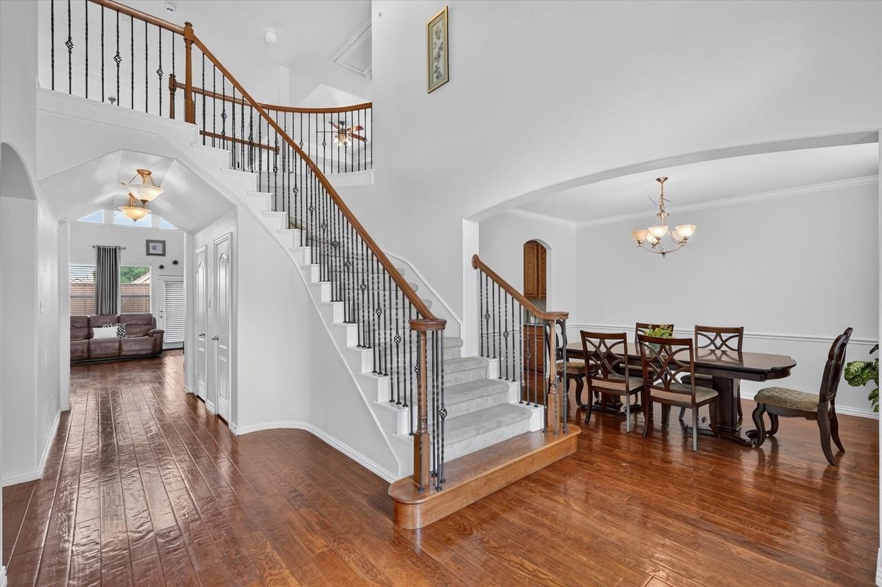 822 Shadybrook Dr - Photo 2 of 13