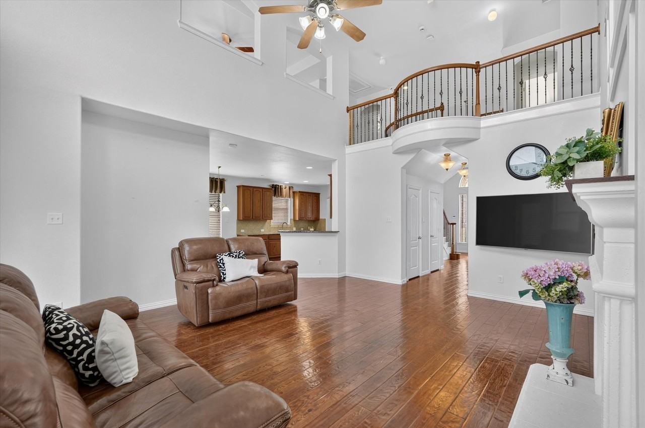 822 Shadybrook Dr - Photo 3 of 13