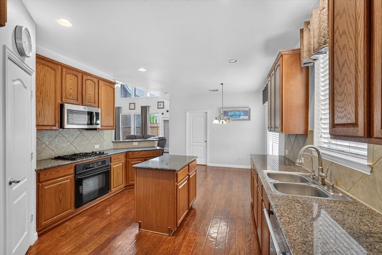 822 Shadybrook Dr - Photo 4 of 13
