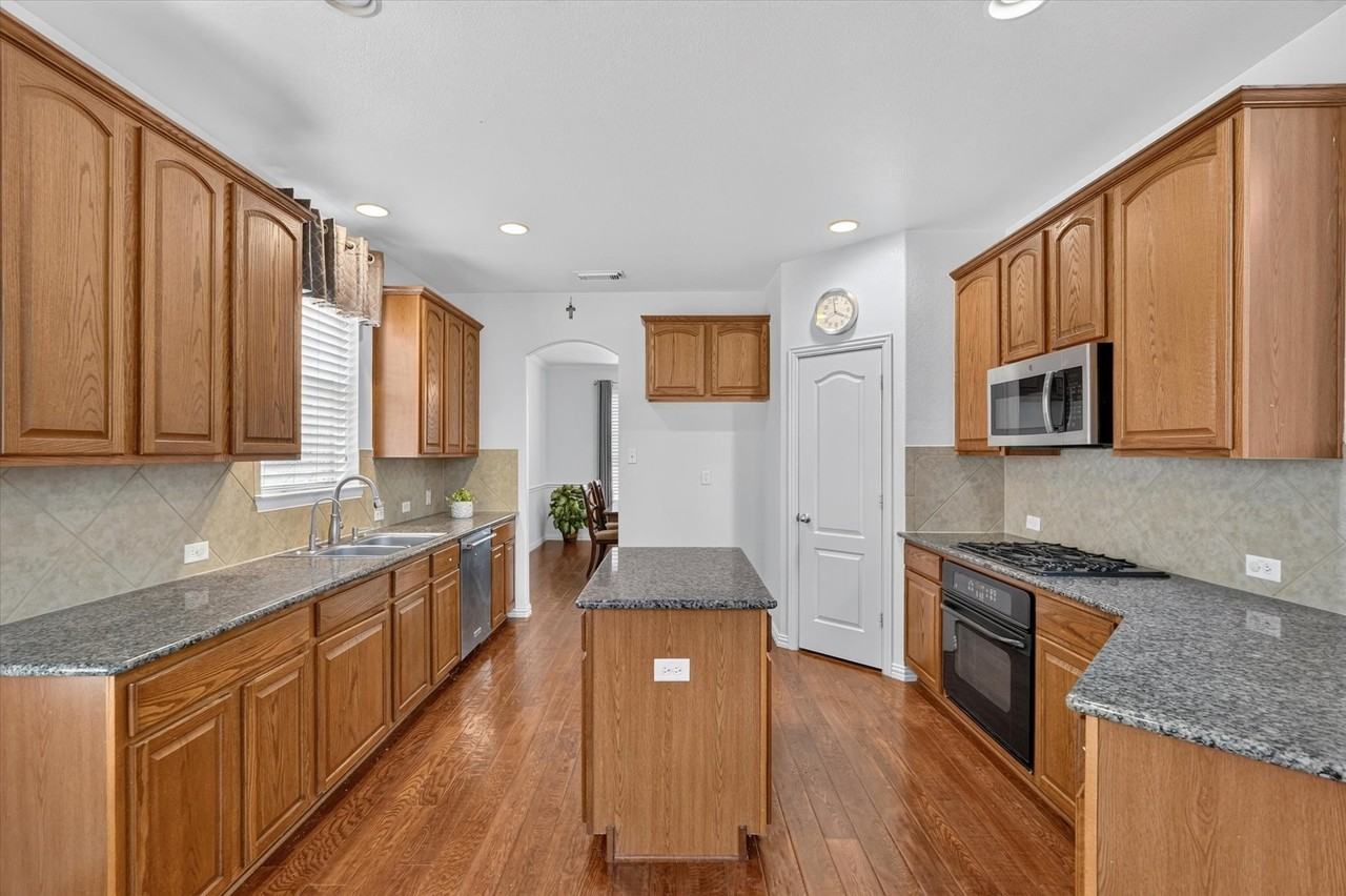 822 Shadybrook Dr - Photo 5 of 13